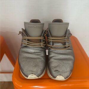 Esseutesse leather fringe silver/bronze sneakers. Size 39.